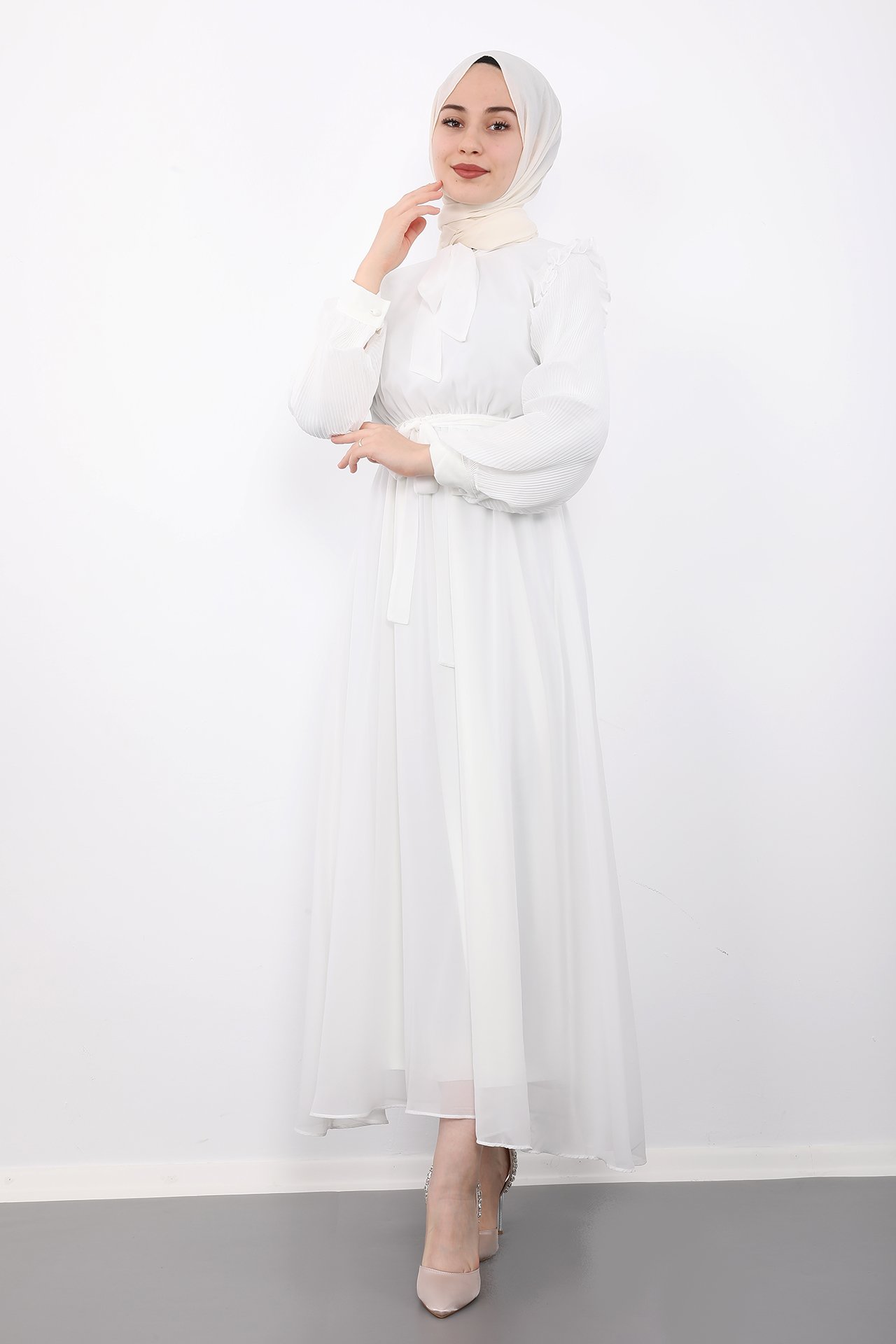 GİZAGİYİM - Kolları Piliseli Tesettür Elbise Beyaz