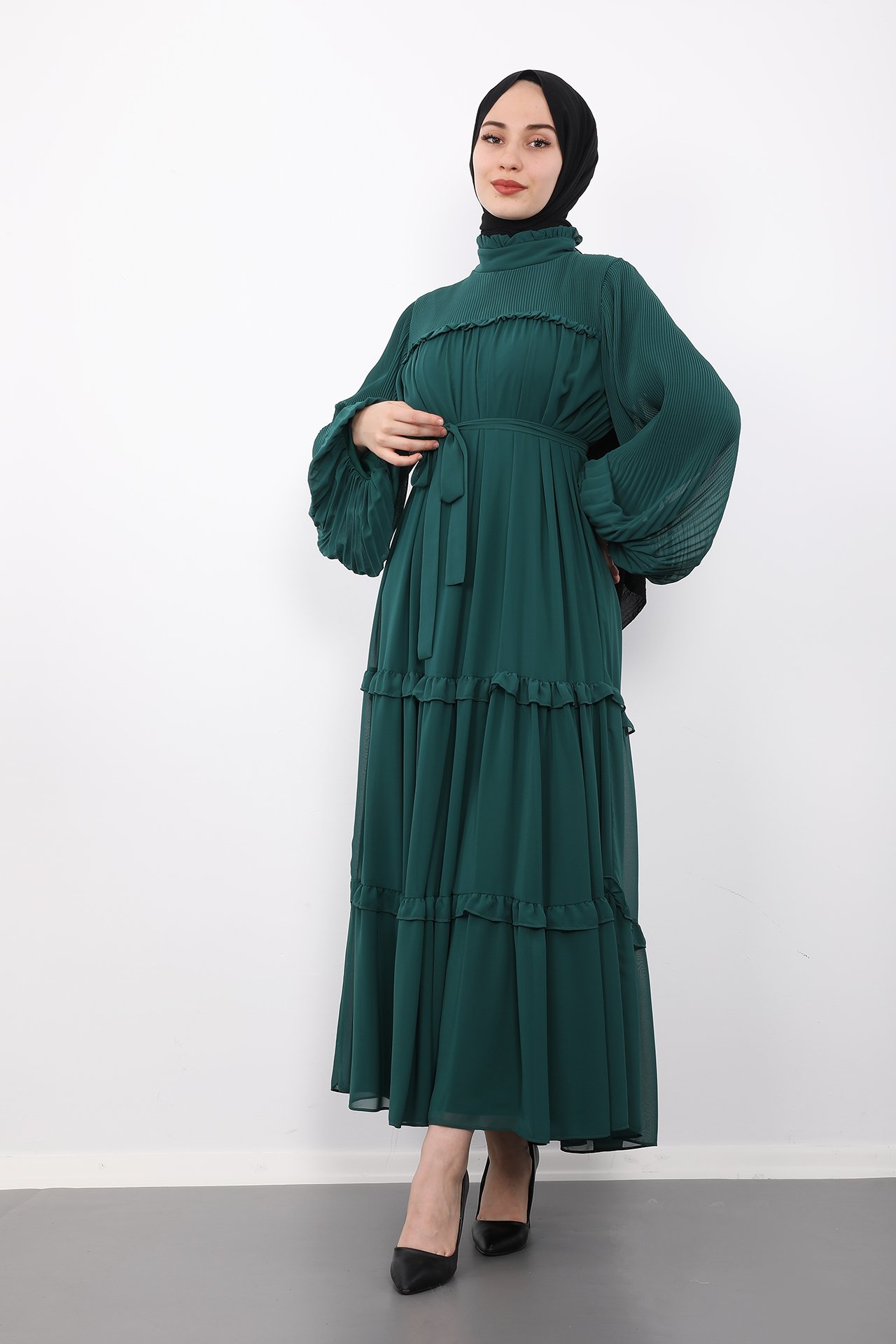 GİZAGİYİM - Fırfırlı Pilisoley Şifon Elbise Zümrüt