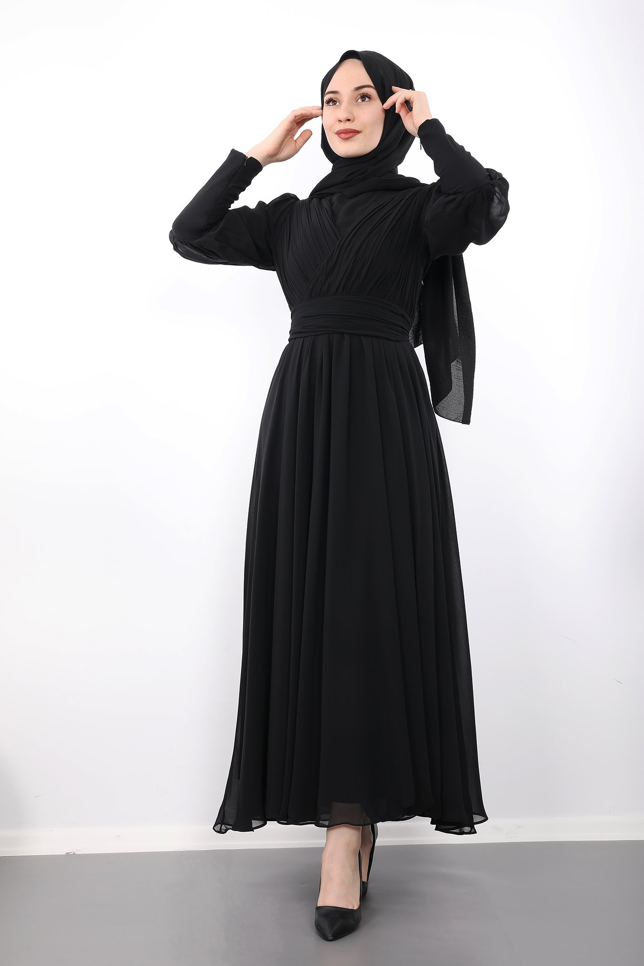 Yeniler - Kol Manşetli Piliseli Elbise Siyah
