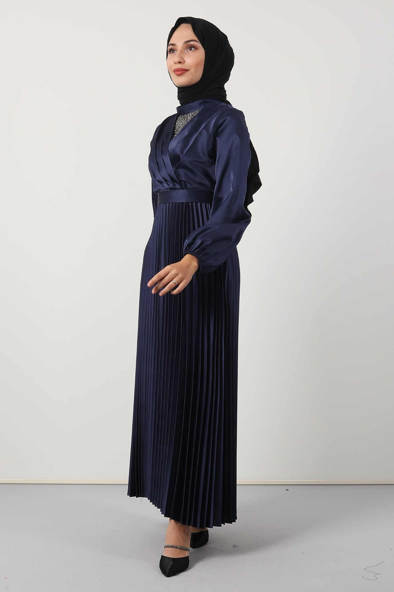 GİZAGİYİM - Göğsü Taş İşlemeli Elbise Lacivert