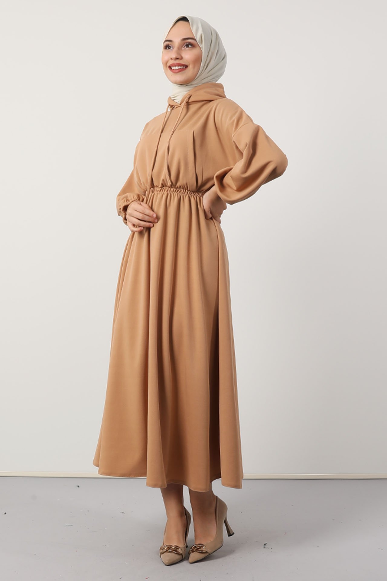 GİZAGİYİM - Göğsü Cepli Kapüşonlu Elbise Bisküvi