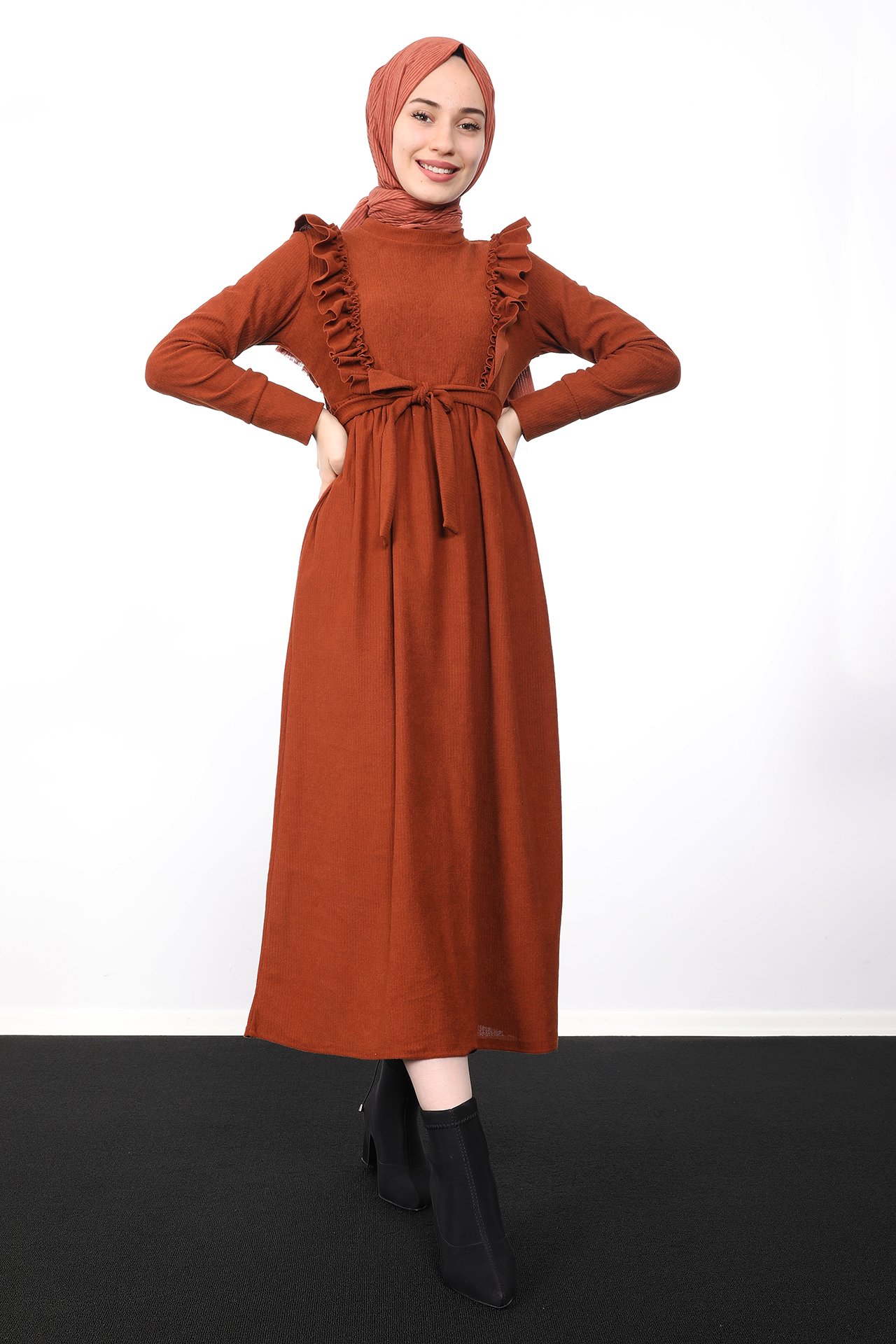 GİZAGİYİM - Önü Fırfırlı Kadife Elbise Kiremit