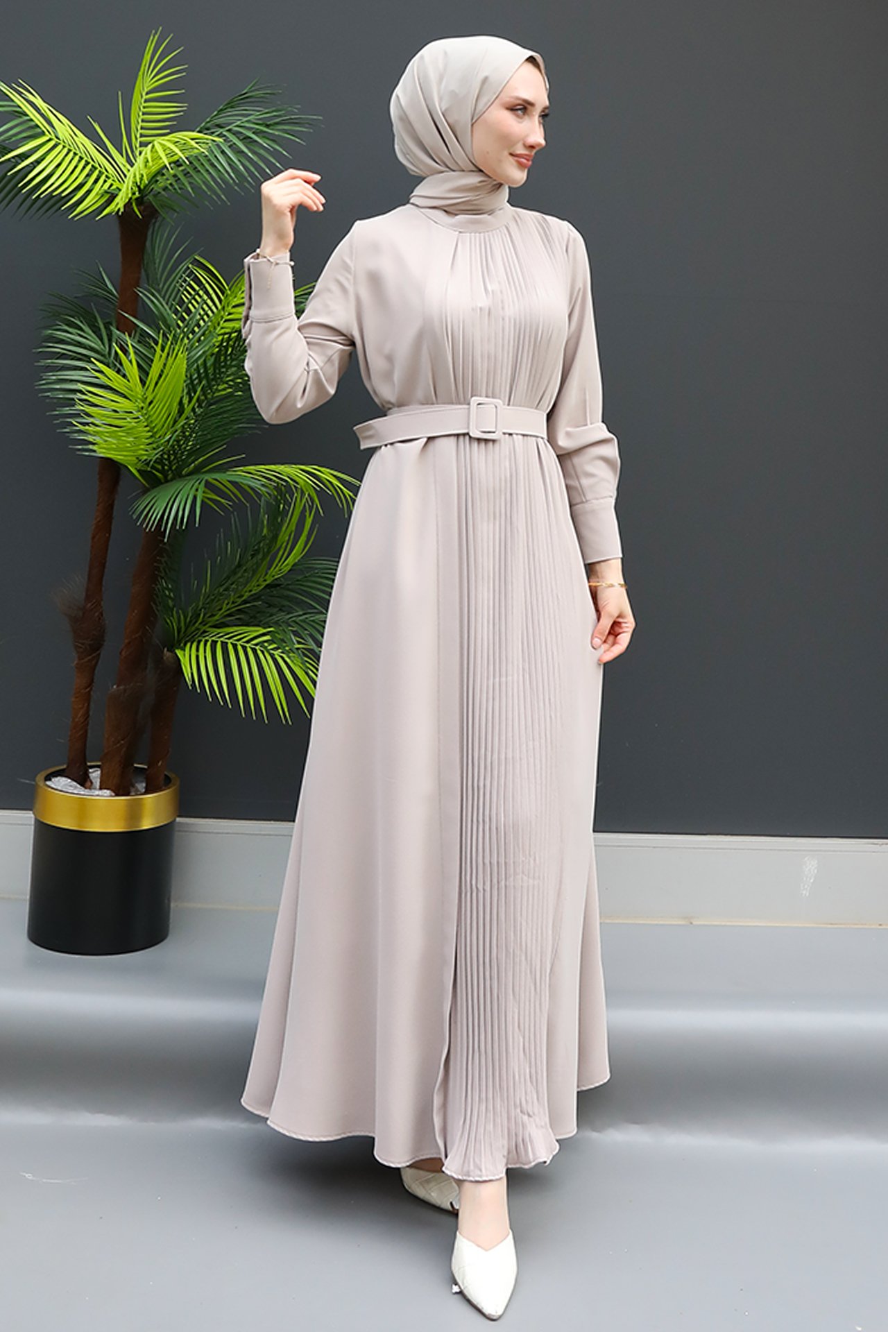 GİZ AGİYİM - Önü Piliseli Kemerli Elbise Açık Vizon