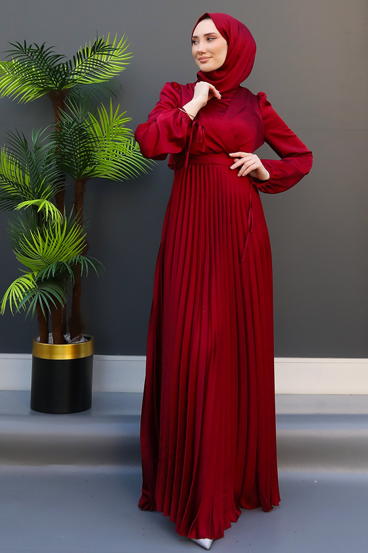 GİZ AGİYİM - Kol Ucu Bağlamalı Piliseli Elbise Bordo
